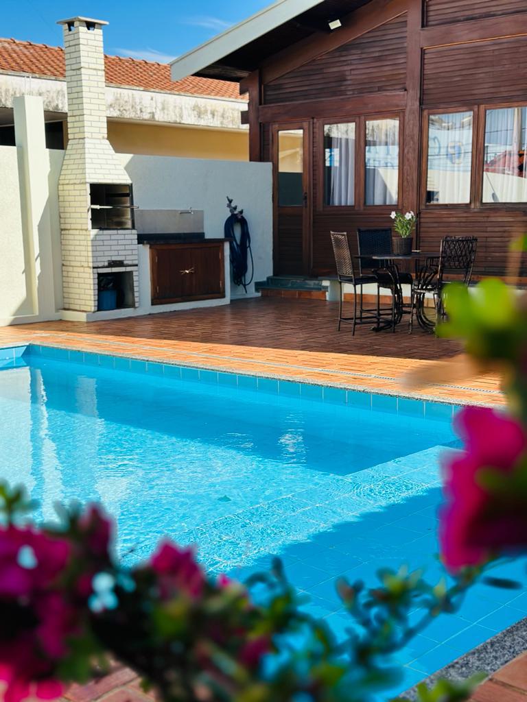 Piscina e área externa com jardim