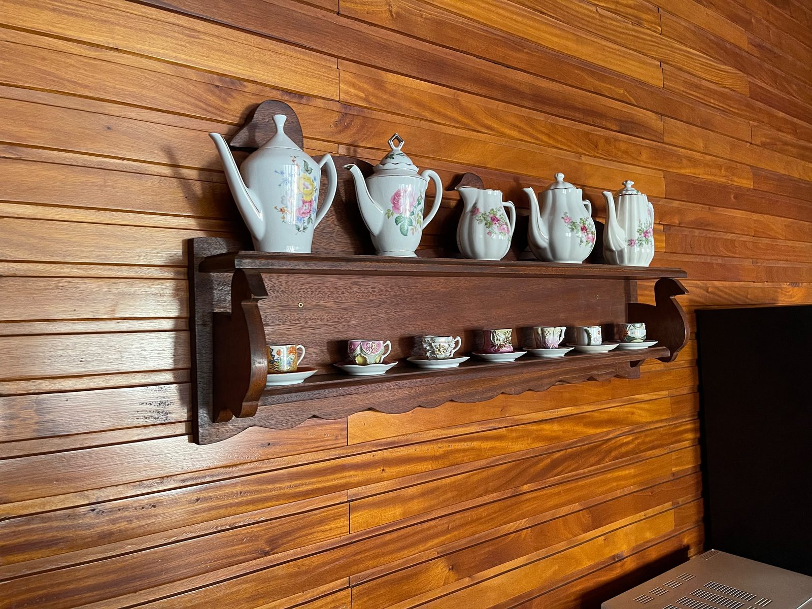 Aparador decorativo com jogo de chá de porcelana