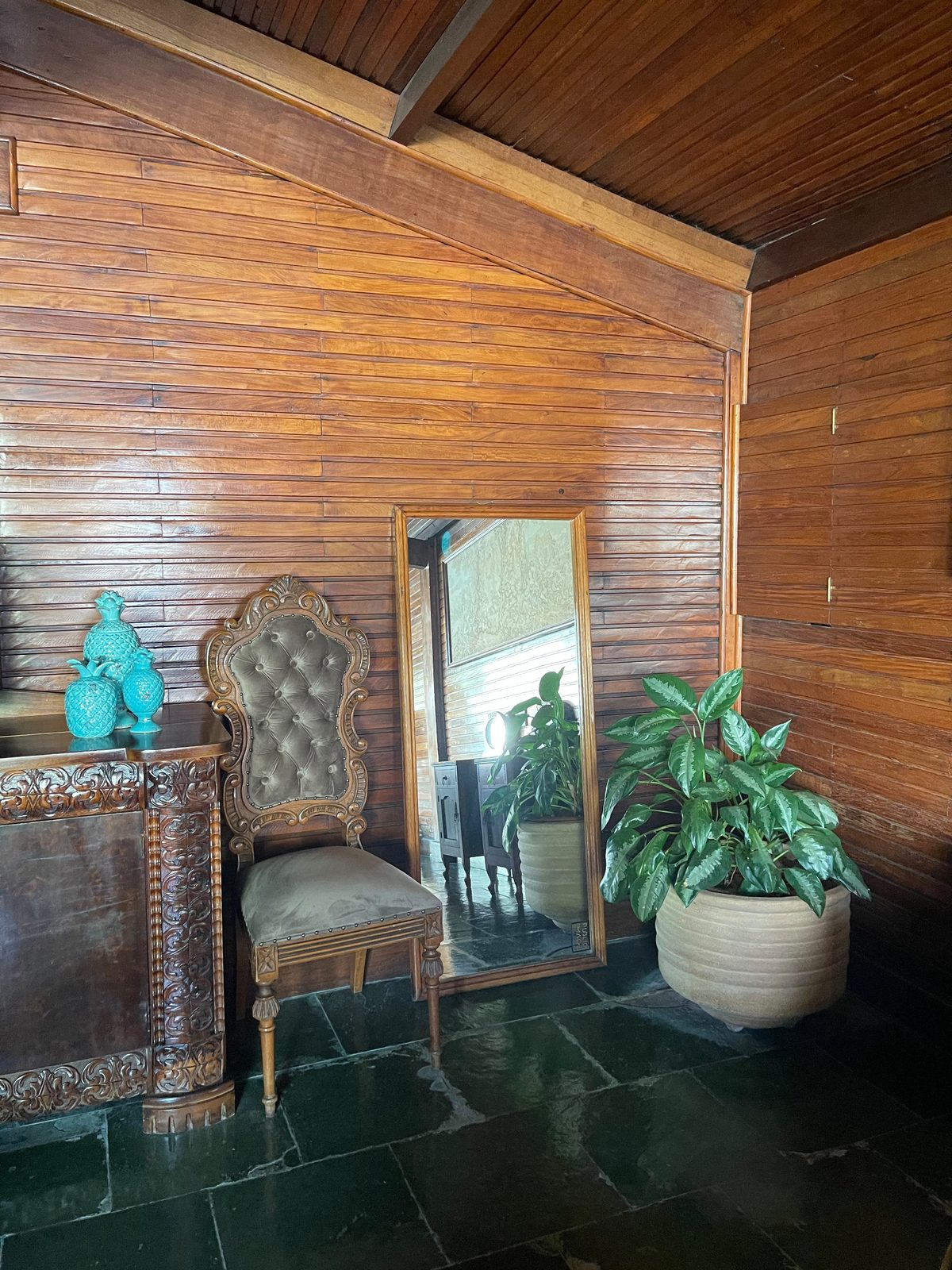 Ambiente de recepção e estar da pousada